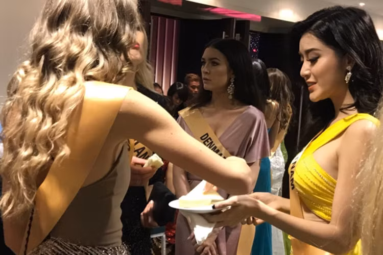 Cũng trong đêm chào mừng các thí sinh, Huyền My còn có những khoảnh khắc tỏa sáng ở hậu trường. Cô đã nhiệt tình lấy thức ăn, chỉnh sửa váy áo và vui vẻ trò chuyện cùng các đại diện khác. Ảnh: Saostar