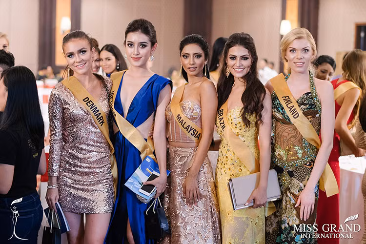 Huyền My đọ sắc cùng đại diện Đan Mạch, Malaysia, Brazil và Phần Lan trong một hoạt động. Ảnh: BTC