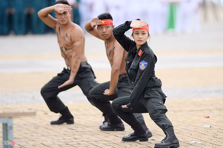 Trong số hơn 2.000 chiến sĩ tham gia buổi tổng duyệt diễn tập bảo vệ Tuần lễ cấp cao APEC 2017, không ít trong đó là những bóng hồng của đơn vị K20 thuộc Bộ Tư lệnh Cảnh sát Cơ động.