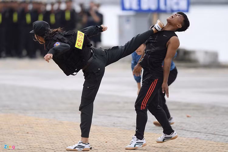 Các buổi tập luyện diễn ra ở khu vực công viên bên bờ sông cạnh cầu sông Hàn, Đà Nẵng.