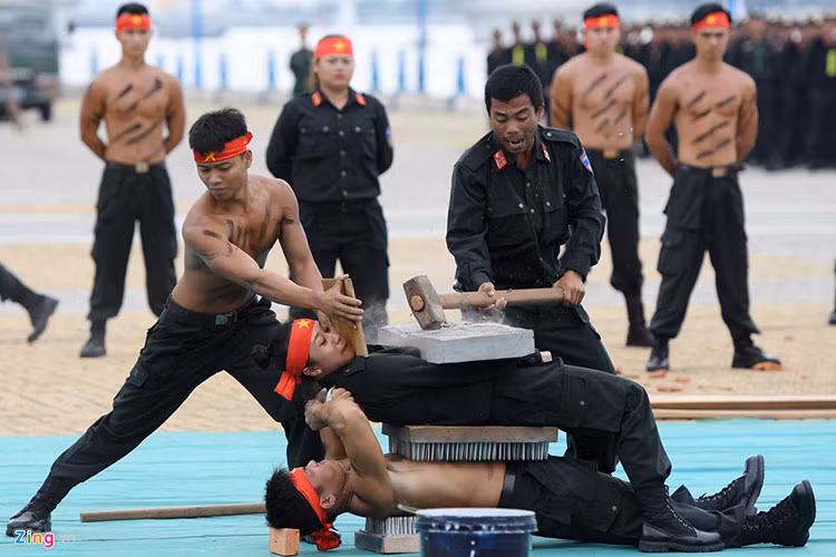 Hoặc nữ chiến sĩ chịu lực tấn công lớn dưới đá tảng, đồng nghiệp nam kê mình trên hàng trăm mũi đinh nhọn chịu áp lực bên dưới.