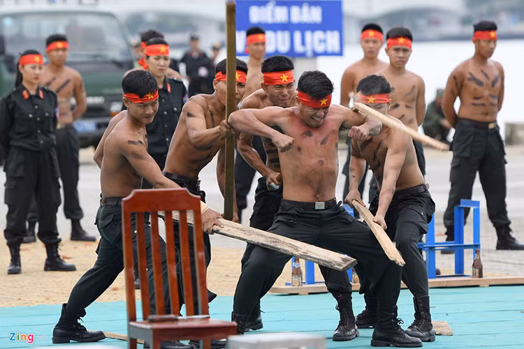 Biểu diễn cơ thể rắn như sắt đá, trấn gãy các đòn gỗ tấn công vào tay chân.