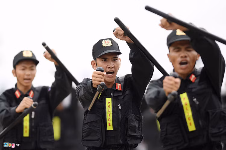 Trước đó là màn biểu diễn võ thuật, sử dụng công cụ hỗ trợ của hàng trăm chiến sĩ CSCĐ K20.