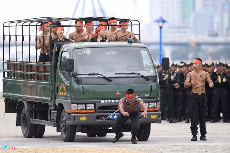 Dùng sức mình kéo xe tải 3 tấn cùng 10 người trên thùng xe chạy băng băng.