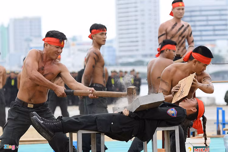 Màn biểu diễn để các đồng nghiệp nam dùng búa tạ đập vỡ đá tảng kê trên bụng của nữ chiến sĩ K20.