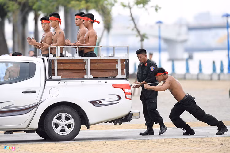 Biểu diễn đẩy xe nặng hơn 2 tấn bằng thanh sắt nhọn cắm vào yết hầu.