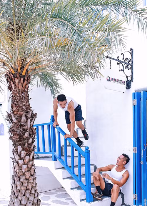 Sau thời gian dài vướng tin đồn về giới tính, Hồ Vĩnh Khoa công khai là người đồng tính. Khi chia sẻ loạt ảnh hạnh phúc trong đám cưới với bạn trai, nam người mẫu Việt đã nhận được lời chúc mừng từ nhiều bạn bè. Ảnh: FBNV