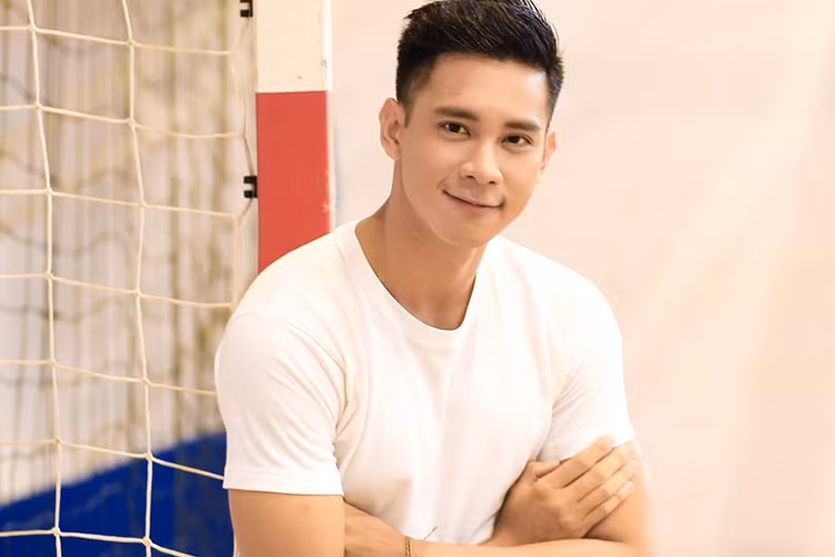 Trước tin đồn về giới tính, năm 2016, trong một cuộc phỏng vấn, Hồ Vĩnh Khoa bất ngờ chia sẻ trong một gameshow, anh cảm nắng một cậu bạn người nước ngoài. Cả hai từng hẹn hò nhưng sớm dừng lại và giữ mối quan hệ bạn bè. Ảnh: FBNV