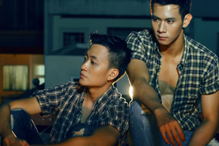Trong “Hot boy nổi loạn”, Hồ Vĩnh Khoa đóng vai Khôi - anh chàng bị gia đình ruồng bỏ sau khi công khai giới tính thật của mình. Bị đuổi khỏi nhà, Khôi lên Sài Gòn và gặp Lam (Lương Mạnh Hải) rồi viết nên câu chuyện tình yêu đồng tính rất buồn. Ảnh: Người lao động