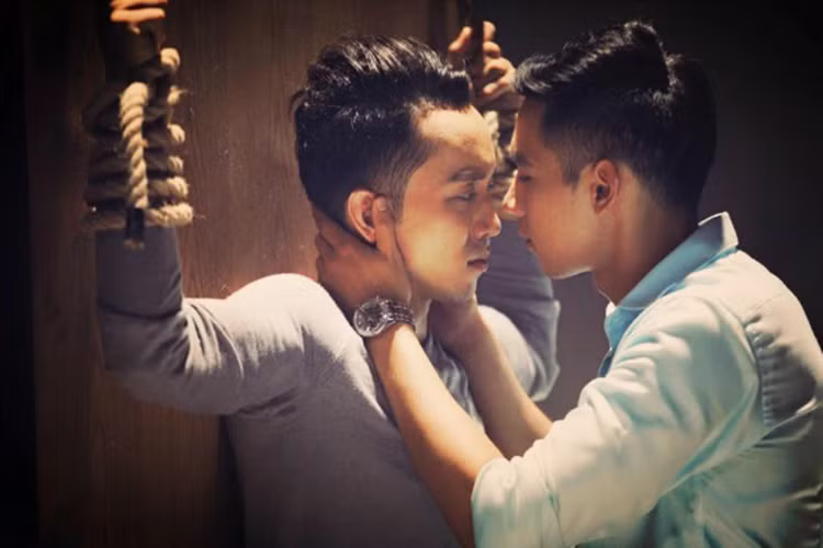 Năm 2015, Hồ Vĩnh Khoa tham gia bộ phim “Con ma nhà họ Vương” của đạo diễn Vũ Ngọc Đãng. Một lần nữa, anh hóa thân người đồng tính. Vai diễn của Hồ Vĩnh Khoa là Huy - một đại gia đồng tính có sở thích kỳ quặc. Ảnh: Saostar