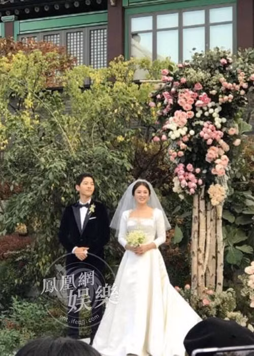 Song Hye Kyo cười rạng rỡ bên chú rể Song Joong Ki. Ảnh: Ifeng