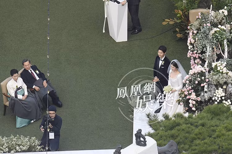 Đôi uyên ương tiến hành các nghi lễ trước sự chứng kiến của 300 khách mời là người thân và bạn bè. Ảnh: Ifeng