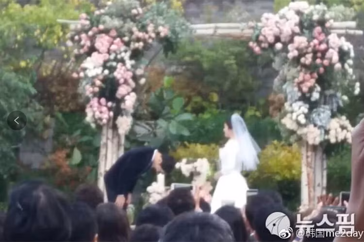 Khoảnh khắc chú rể cúi gập người trước cô dâu. Ảnh: Ifeng