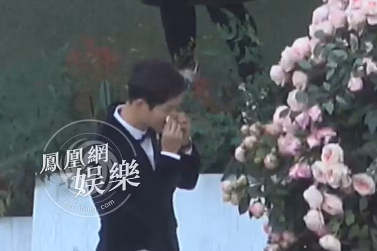 Song Joong Ki thậm chí đã rơi lệ vì Song Hye Kyo. Ảnh: Ifeng