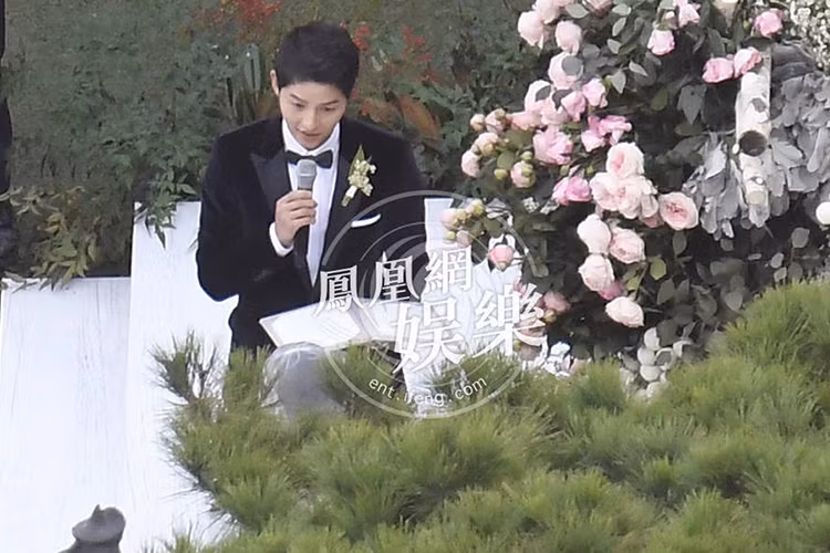 Chú rể Song Joong Ki đọc lời thề nguyện. Ảnh: Ifeng