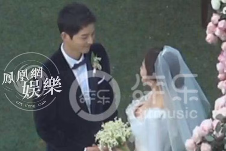 Song Joong Ki liên tục mỉm cười hạnh phúc bên người bạn đời. Ảnh: Ifeng