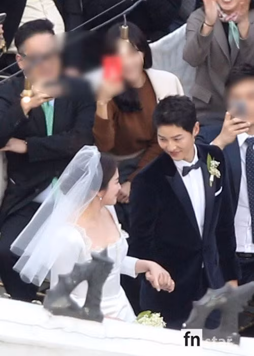Song Joong Ki nắm tay không rời cô dâu Song Hye Kyo bước trên lễ đường. Ảnh: Fnstar