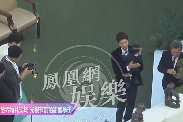 Hình ảnh Song Joong Ki cưng nựng cháu trai cũng được ghi lại. Apple Daily