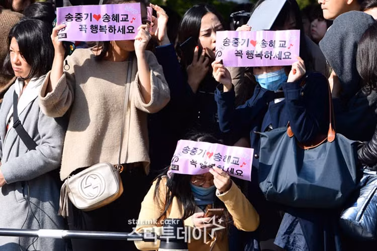 Người hâm mộ cặp đôi diễn viên phim "Hậu duệ mặt trời" tụ tập trước khách sạn Shilla. Ảnh: Mk