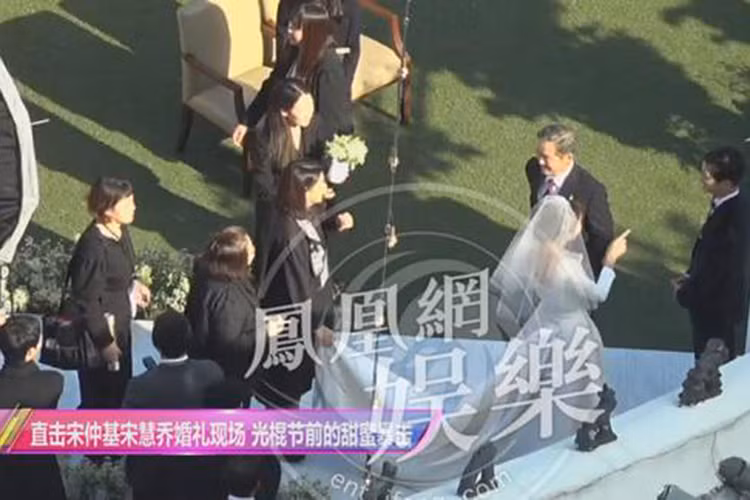 Khoảnh khắc của cặp đôi đình đám xứ Hàn trong hôn lễ thế kỷ được báo chí xứ Trung ghi lại. Ảnh: Ifeng