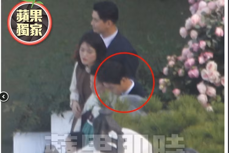 Cô dâu chú rể quấn quýt không rời trong lúc diễn tập. Ảnh: Apple Daily