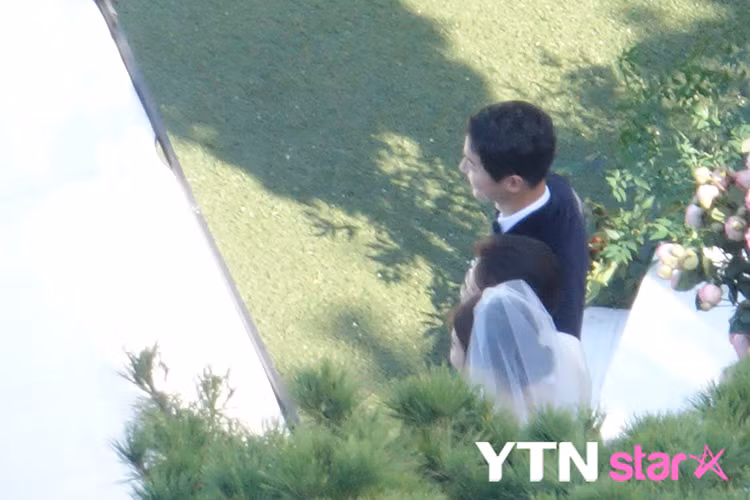 Mới nhất, cô dâu chú rể đã xuất hiện trong trang phục cưới và diễn tập cho khoảnh khắc trọng đại nhất của cả hai. Ảnh: Ytn