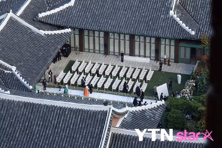 Hình ảnh diễn tập của cô dâu chú rể tại khách sạn Shilla được chụp từ trên cao. Ảnh: Ytn