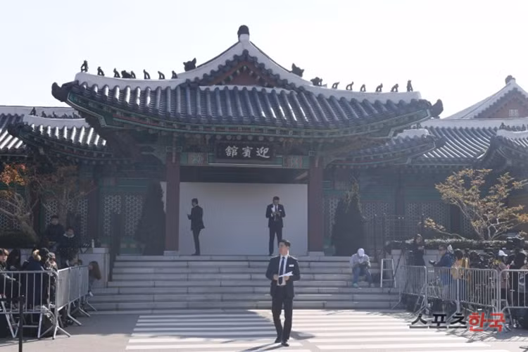 Lực lượng bảo vệ bên ngoài nơi cặp Song - Song tổ chức hôn lễ vẫn luôn túc trực. Ảnh: Hankooki