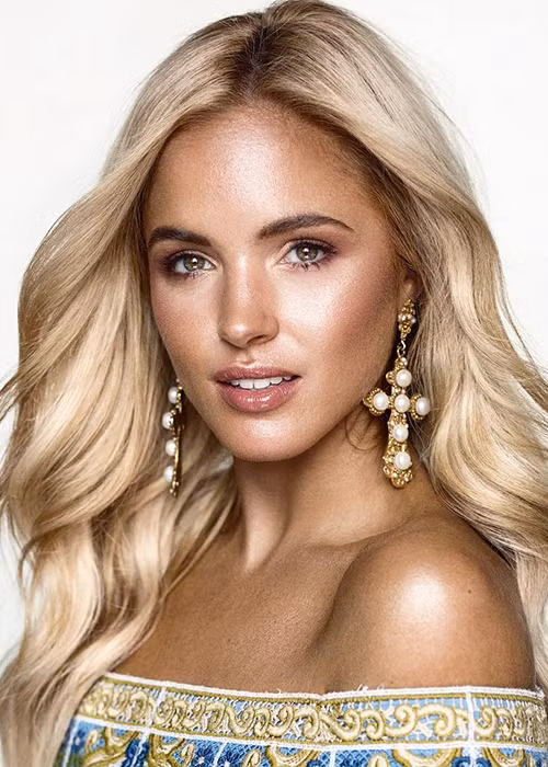 Dàn đối thủ đáng gờm của Nguyễn Thị Loan tại Hoa hậu Hoàn vũ Thế giới 2017 còn gồm Olivia Rogers. Nữ người mẫu năm nay 25 tuổi. Cô được xem là chuẩn mực về nhan sắc người phụ nữ Australia.