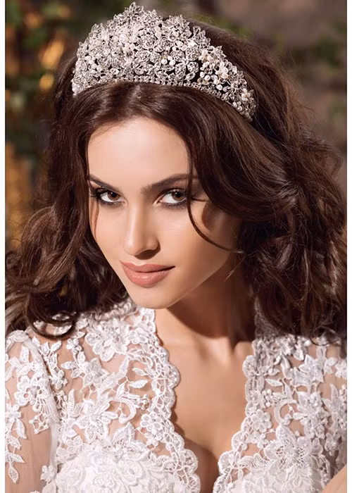 Người chiến thắng cuộc thi Hoa hậu Nga 2017 quyết định tham gia Hoa hậu Thế giới nên cơ hội tham gia Hoa hậu Hoàn vũ Thế giới 2017 được trao cho Á hậu Ksenia Alexandrova. Cô năm nay 23 tuổi, đến từ Moscow.