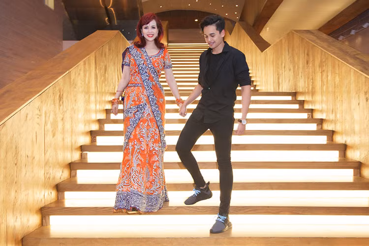 Hoa hậu Việt Nam 1990 tươi rói bên cậu con trai út tại sự kiện.