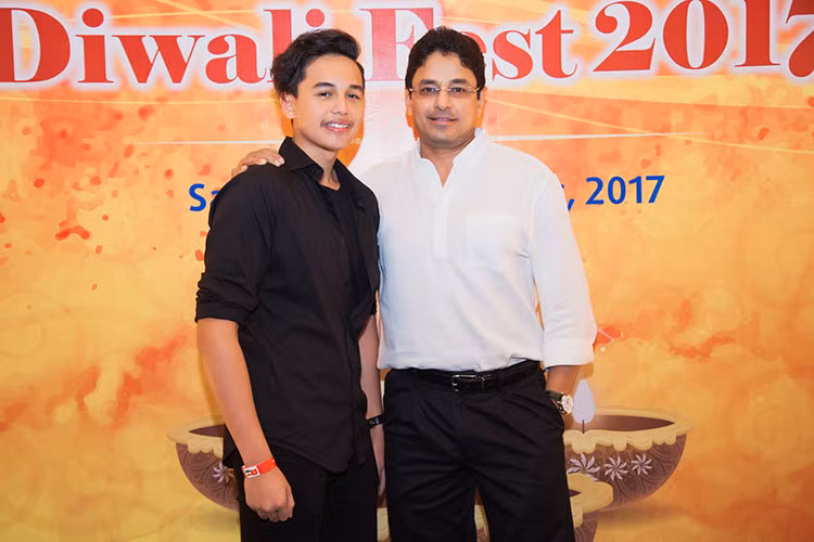 Hình ảnh con trai út của Hoa hậu Diệu Hoa cao lớn bằng bố khi xuất hiện tại sự kiện.