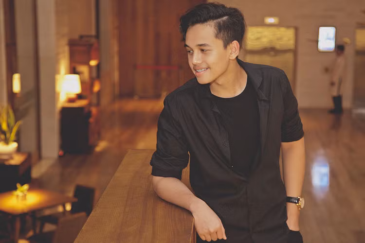 Hoàng Phi đang sống cùng bố mẹ trong khi hai chị gái: Diệu My và Diệu Ly du học ở Mỹ.