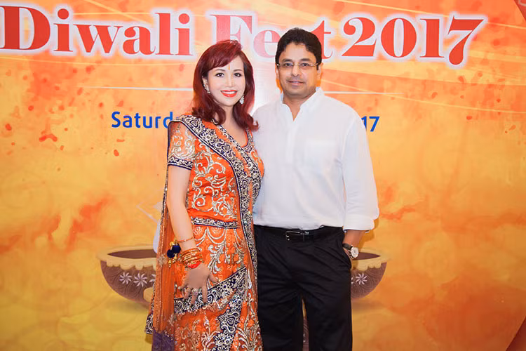 Diệu Hoa thường xuyên được ông xã người Ấn Độ tháp tùng dự các sự kiện.