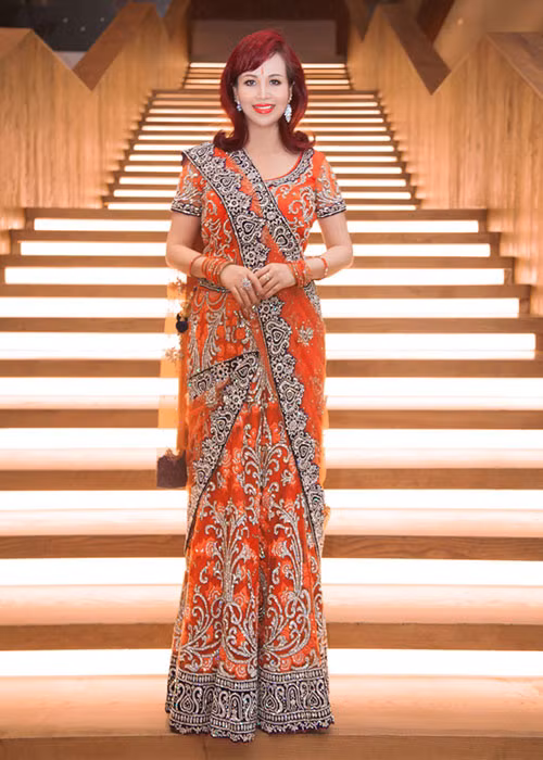 Xuất hiện tại Lễ hội ánh sáng Diwali, Diệu Hoa mặc váy Saree Ấn Độ sang trọng quý phái.