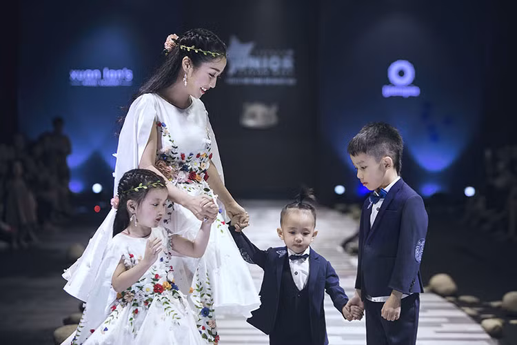 MC Ốc Thanh Vân đã đưa 3 nhóc tì kháu khỉnh của mình lên sân khấu. Được biết, ngày 13/10 chính là ngày cưới của Ốc Thanh Vân vào 9 năm trước.