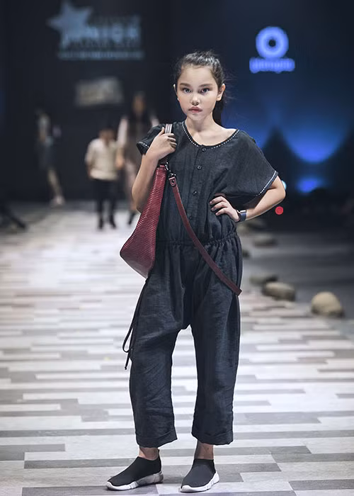 Alex Toni Matheson có bố là người New Zealand, mẹ là người Việt Nam. Cô nhóc đã có kinh nghiệm làm người mẫu.