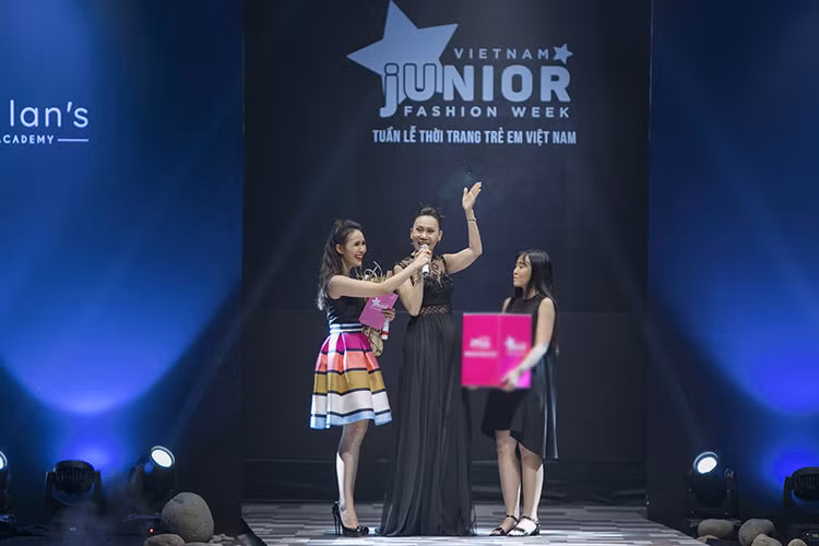 Doanh nhân Đỗ Lan (giữa) xuất hiện tại sự kiện. Cách đây không lâu, cô giành vương miện Hoa hậu Nhân Ái và lọt top 10 của cuộc thi Hoa hậu Áo dài tại Australia 2017.