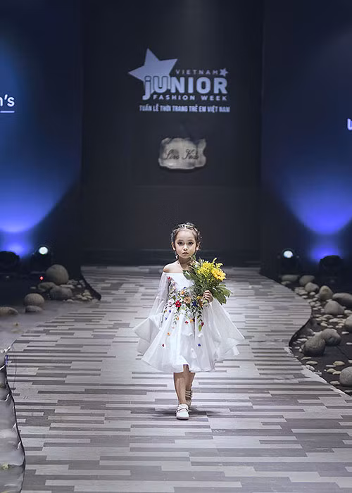 Diễn viên nhí phim “Ngược chiều nước mắt” - Chu Diệp Anh xinh như thiên thần trên sàn catwalk.