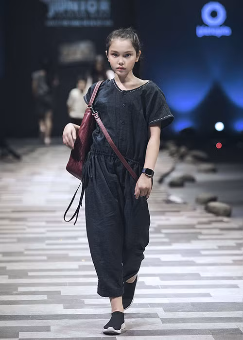 Cũng tham gia trình diễn thời trang như Chu Diệp Anh, cô bé lai Alex Toni Matheson gây "náo loạn" sàn catwalk.