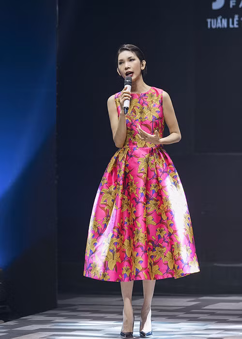 Siêu mẫu Xuân Lan phát biểu tại sự kiện. Chân dài chính là người sáng lập Tuần lễ thời trang trẻ em Việt Nam.