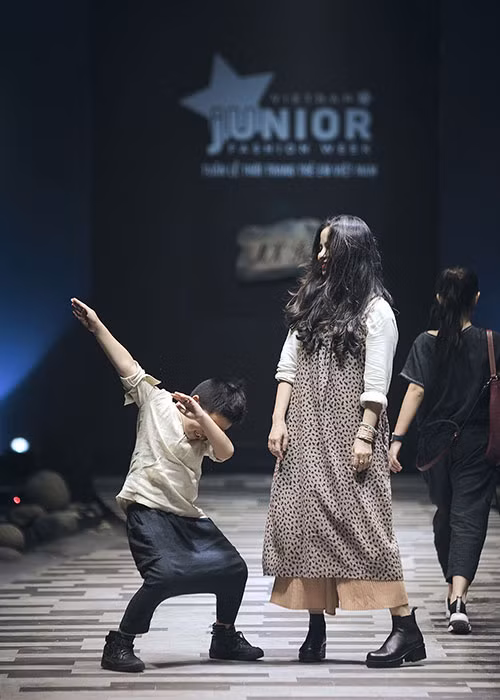 Con trai NTK Mai Khanh đã lên sân khấu trình diễn mẫu thiết kế của mẹ.