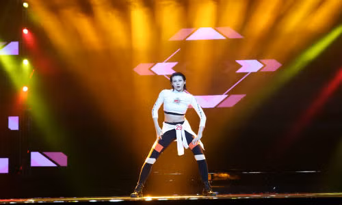 Cô thể hiện tài năng với màn vũ đạo nóng bỏng trong đêm chung kết.