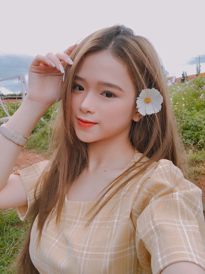 Ngoài biệt tài cover các ca khúc nổi tiếng Linh Ka còn nổi lên nhờ gương mặt xinh xắn.