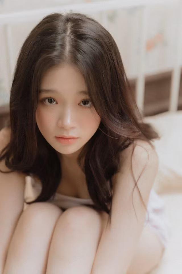 Dù chỉ mới 18 tuổi nhưng hiện tại Linh Ka đã sở hữu 1 thân hình không khác gì một cô gái đã trưởng thành.