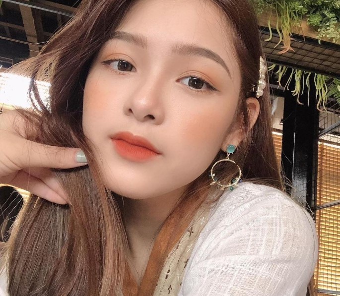 Thu Hiền sở hữu một gương mặt đẹp với sống mũi cao, đôi mắt to tròn và nụ cười duyên dáng.