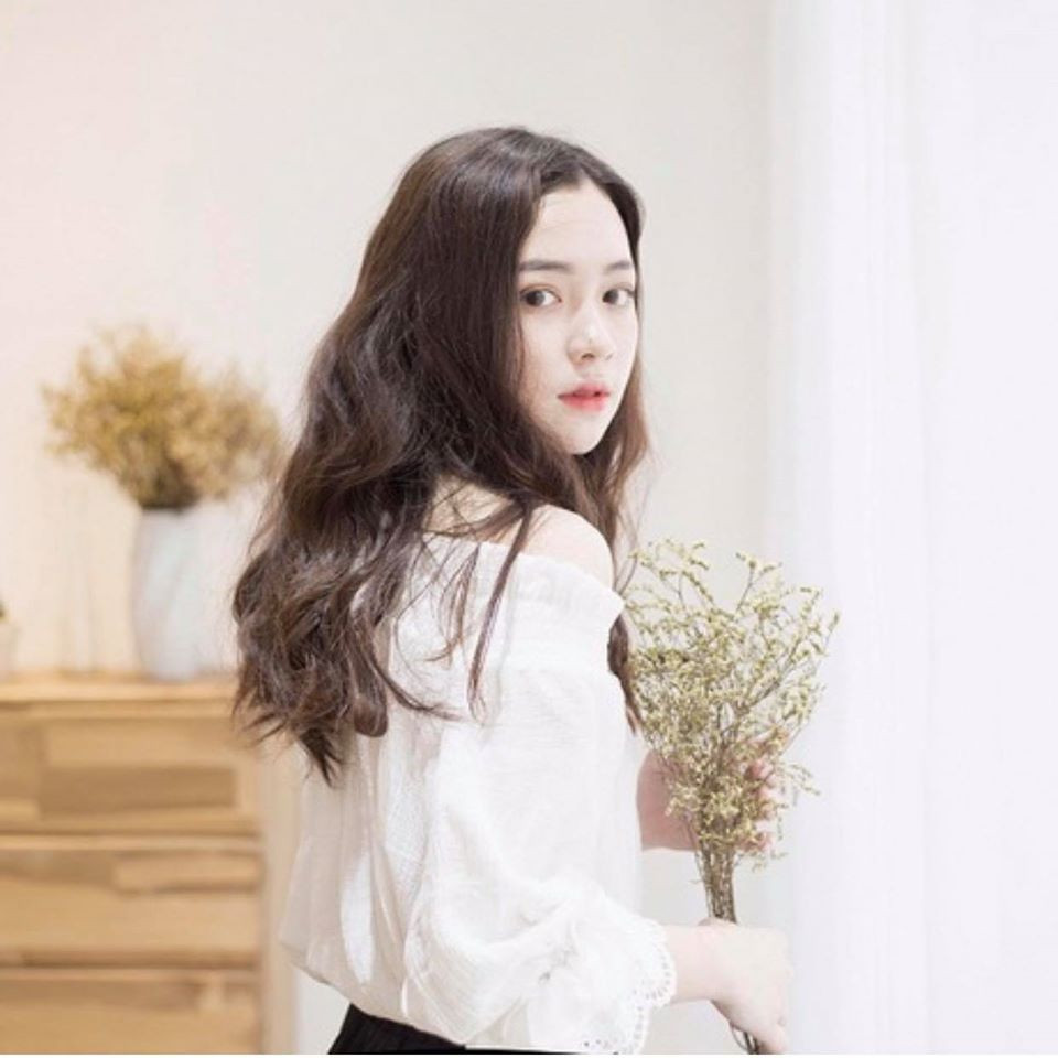 Gương mặt bầu bĩnh, nước da trắng cùng mái tóc dài khiến cô bạn trông rất dễ thương.