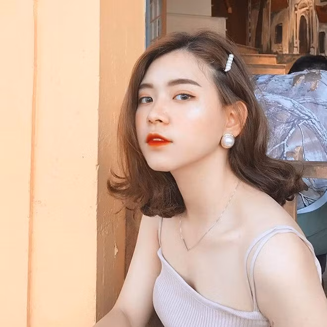 Phan Khánh Ngọc sở hữu nhan sắc không thua kém bất cứ hot girl đình đám nào, cô nàng hiện đang theo học năm thứ 3 tại trường Đại học Thăng Long Hà Nội.