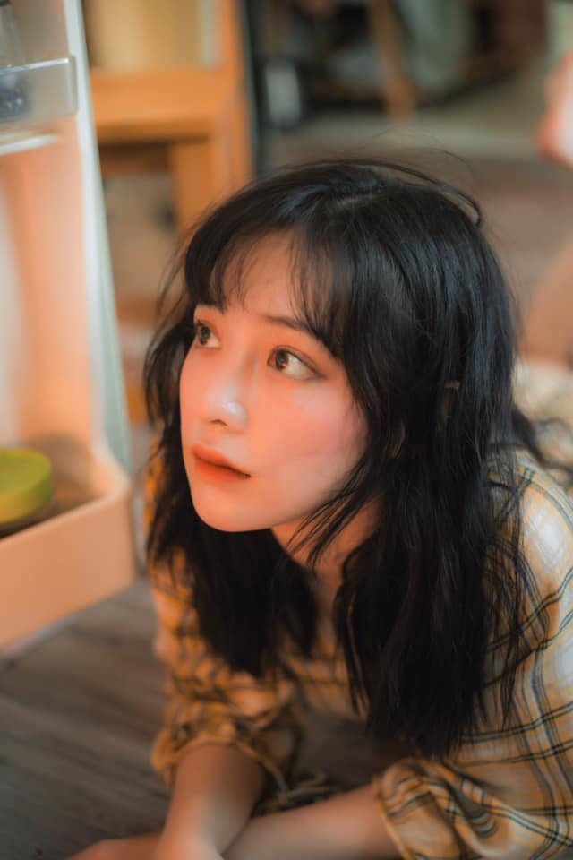 Cái tên cuối cùng trong nhóm bạn thân này là cô nàng Đinh Ngọc Phi Linh (sinh năm 2000, tại Nghệ An). Phi Linh là một trong những cô bạn đáng yêu sở hữu lượng người theo dõi khá đông đảo trên Instagram.