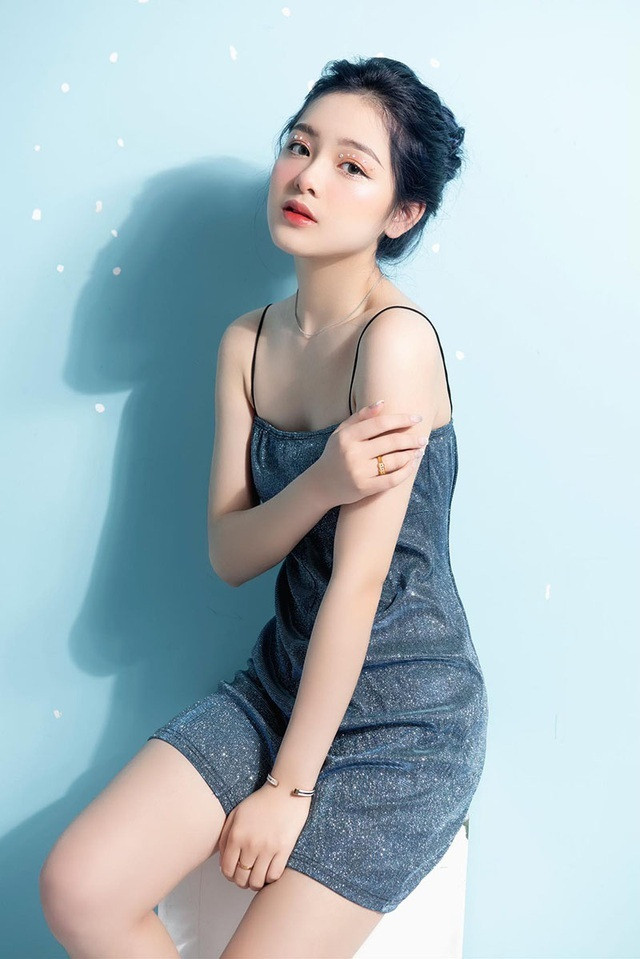 Hot girl Tik Tok Thu Hiền cũng là gương mặt gây ấn tượng trong nhóm bạn thân này. Thu Hiền hiện đang là sinh viên khoa du lịch, trường Đại học Mở- Hà Nội.